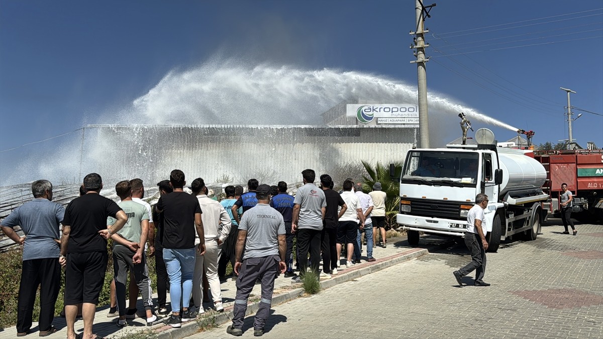 Antalya'nın Alanya ilçesinde otel malzemeleri ve kimyasal maddelerinin bulunduğu depoda çıkan...
