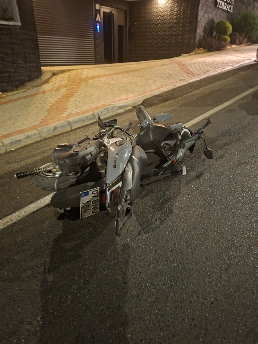 Antalya'nın Alanya ilçesinde otomobille çarpışan motosikletin sürücüsü hayatını kaybetti.