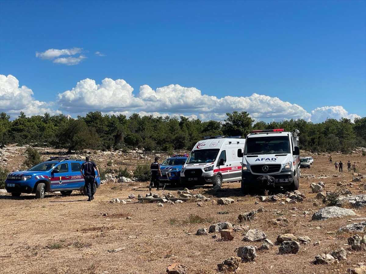 Antalya'nın Kepez ilçesinde kazdıkları kuyuda jeneratör gazından zehirlendikleri değerlendirilen 3...
