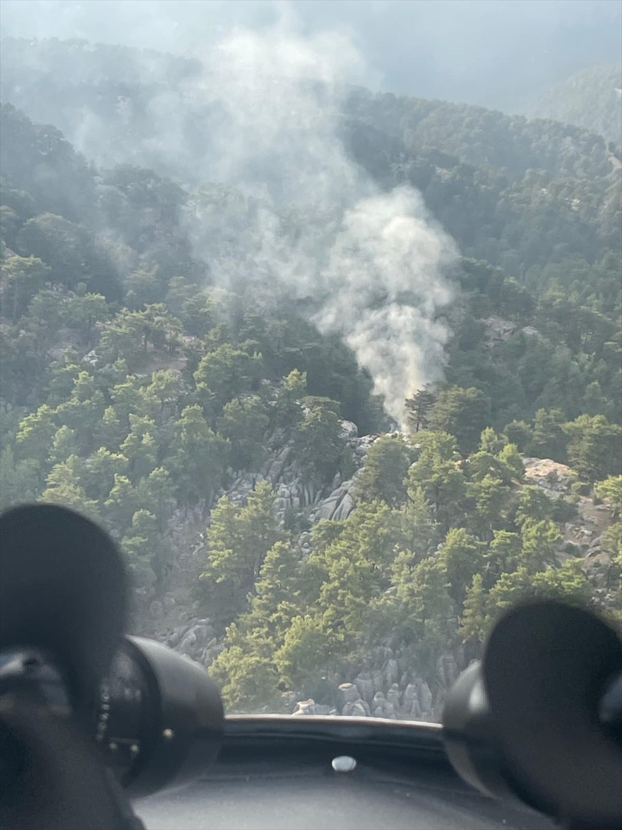 Antalya'nın Manavgat ilçesinde çıkan orman yangını kontrol altına alındı. Havadan ve karadan...