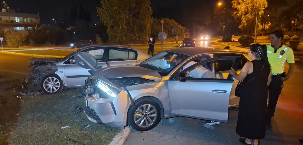 Antalya'nın Manavgat ilçesinde iki otomobilin çarpışması sonucu 5 kişi yaralandı.