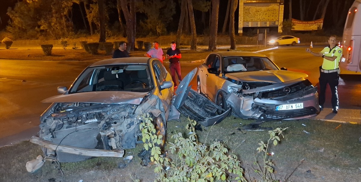 Antalya'nın Manavgat ilçesinde iki otomobilin çarpışması sonucu 5 kişi yaralandı.