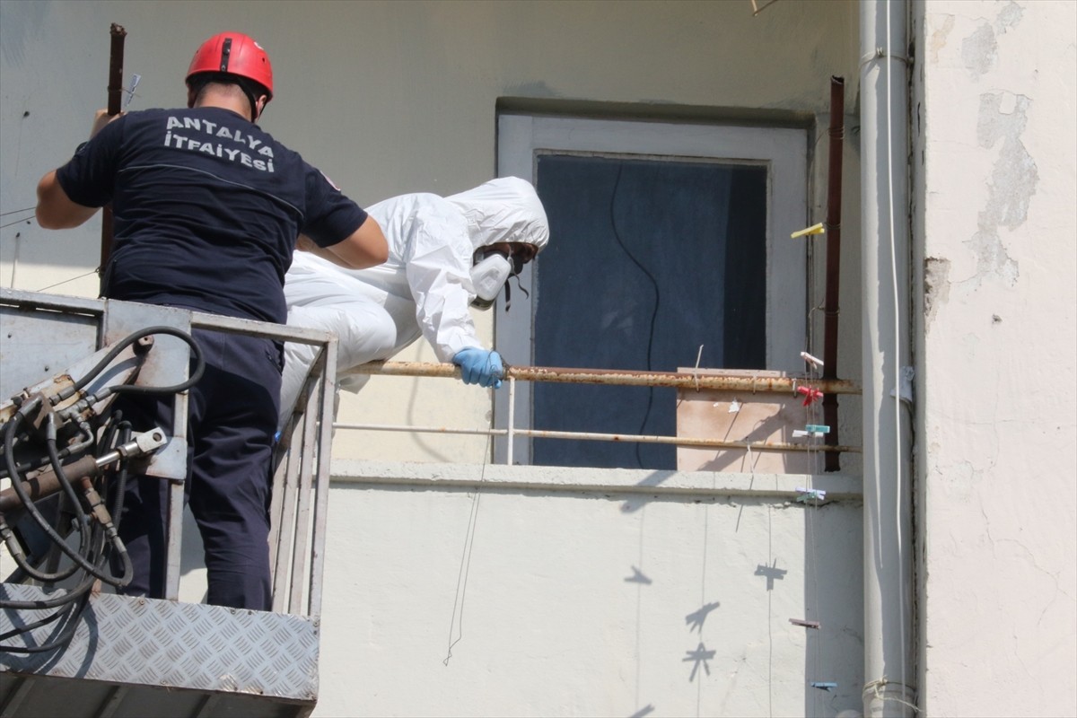 Antalya'nın Muratpaşa ilçesinde bir kişi yalnız yaşadığı evinde ölü bulundu. Ekipler olay yerinde...