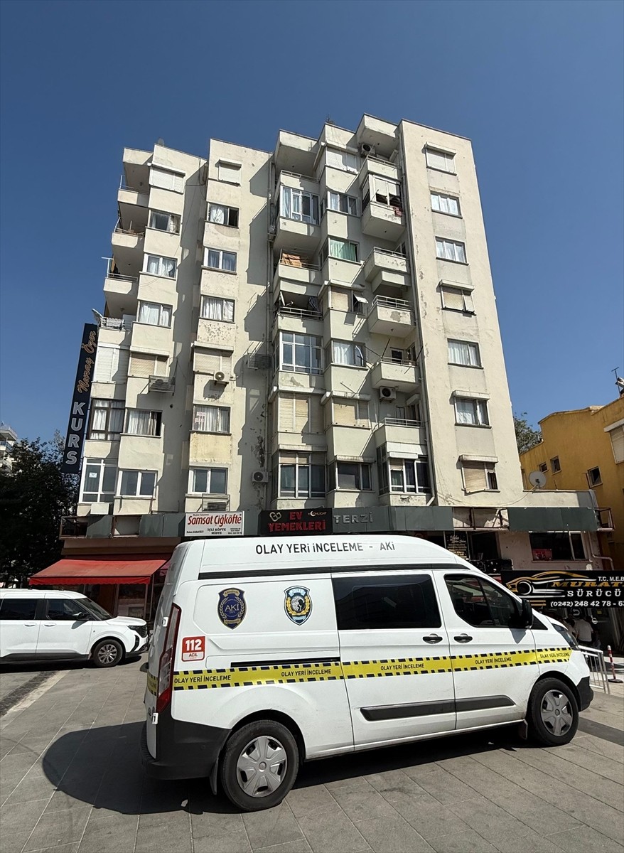 Antalya'nın Muratpaşa ilçesinde bir kişi yalnız yaşadığı evinde ölü bulundu. Ekipler olay yerinde...