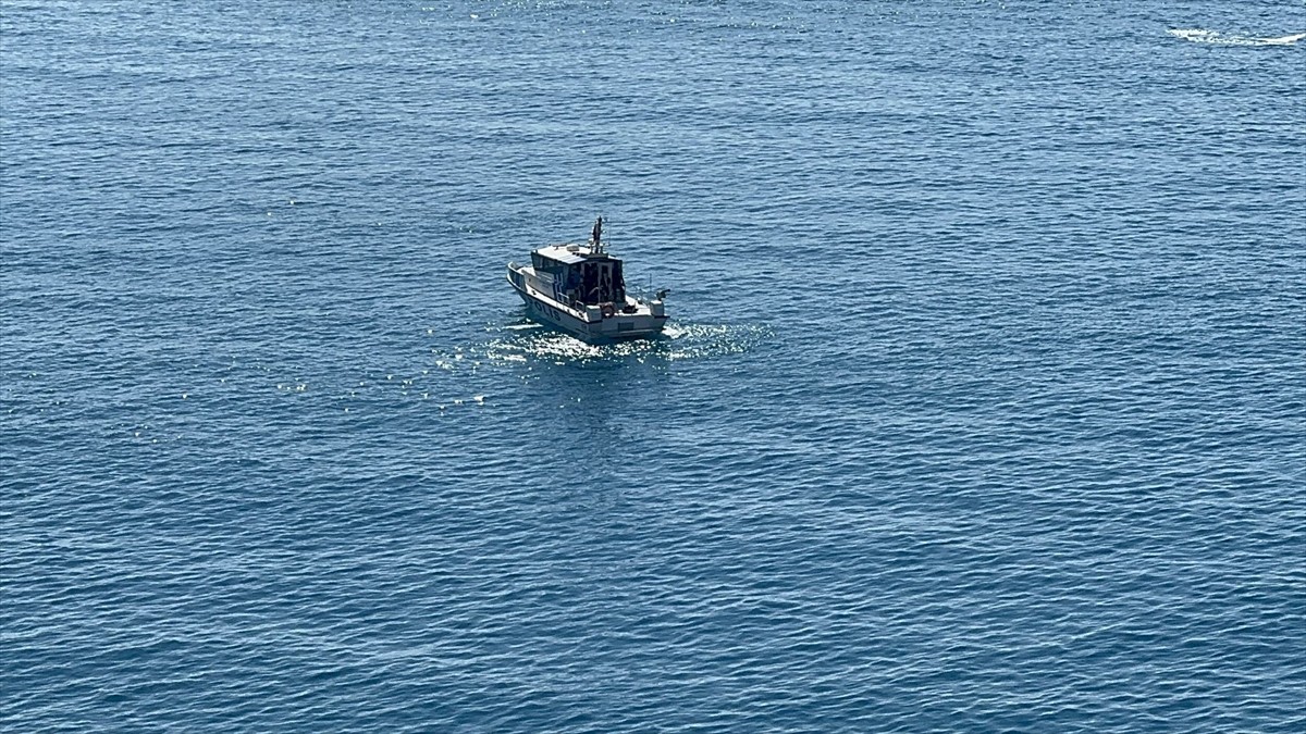 Antalya'nın Muratpaşa ilçesinde falezlerden denize düştüğü değerlendirilen kişinin bulunması için...