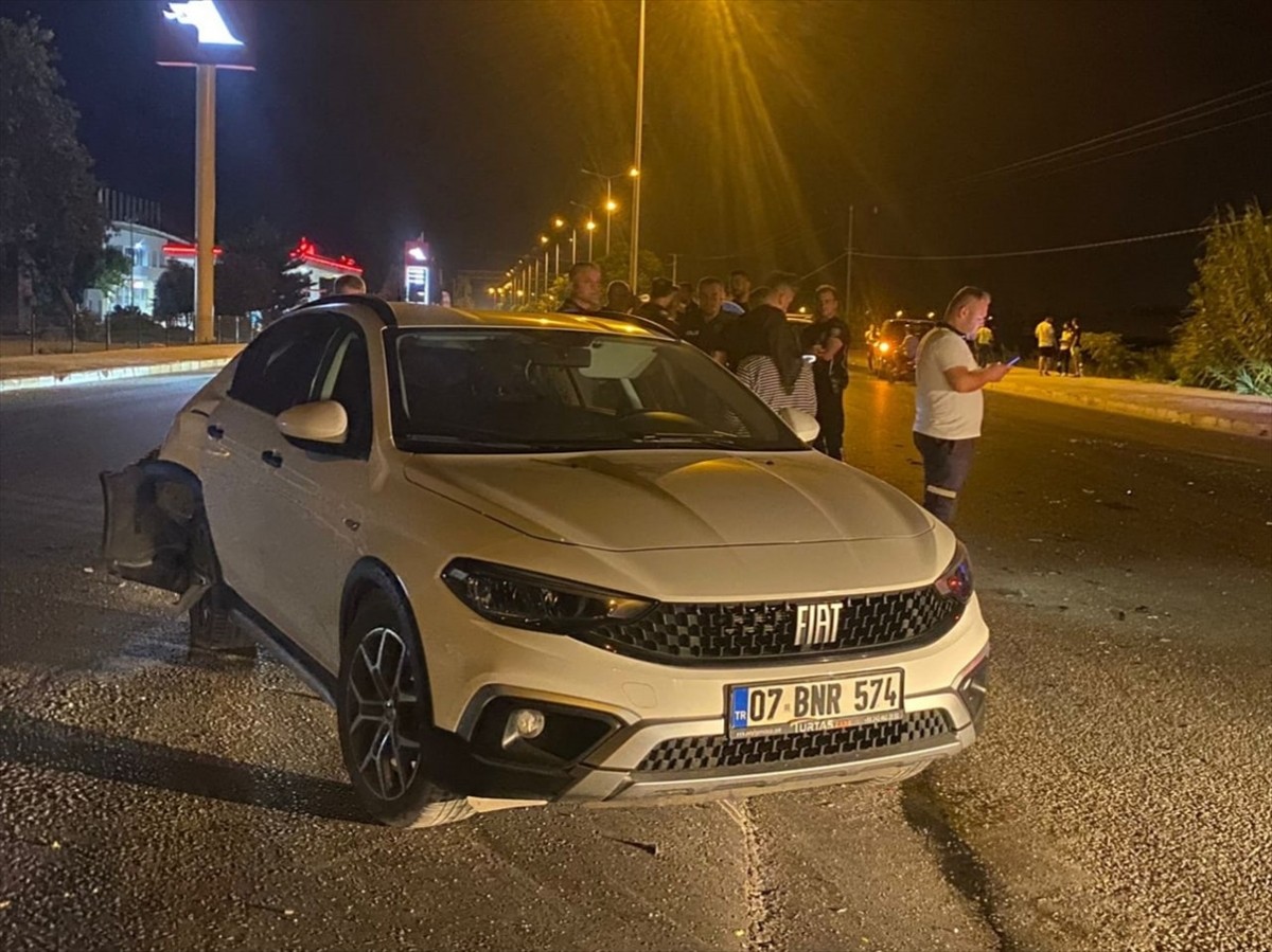 Antalya'nın Serik ilçesinde iki otomobil ile minibüsün çarpışması sonucu 1'i çocuk 5 kişi...