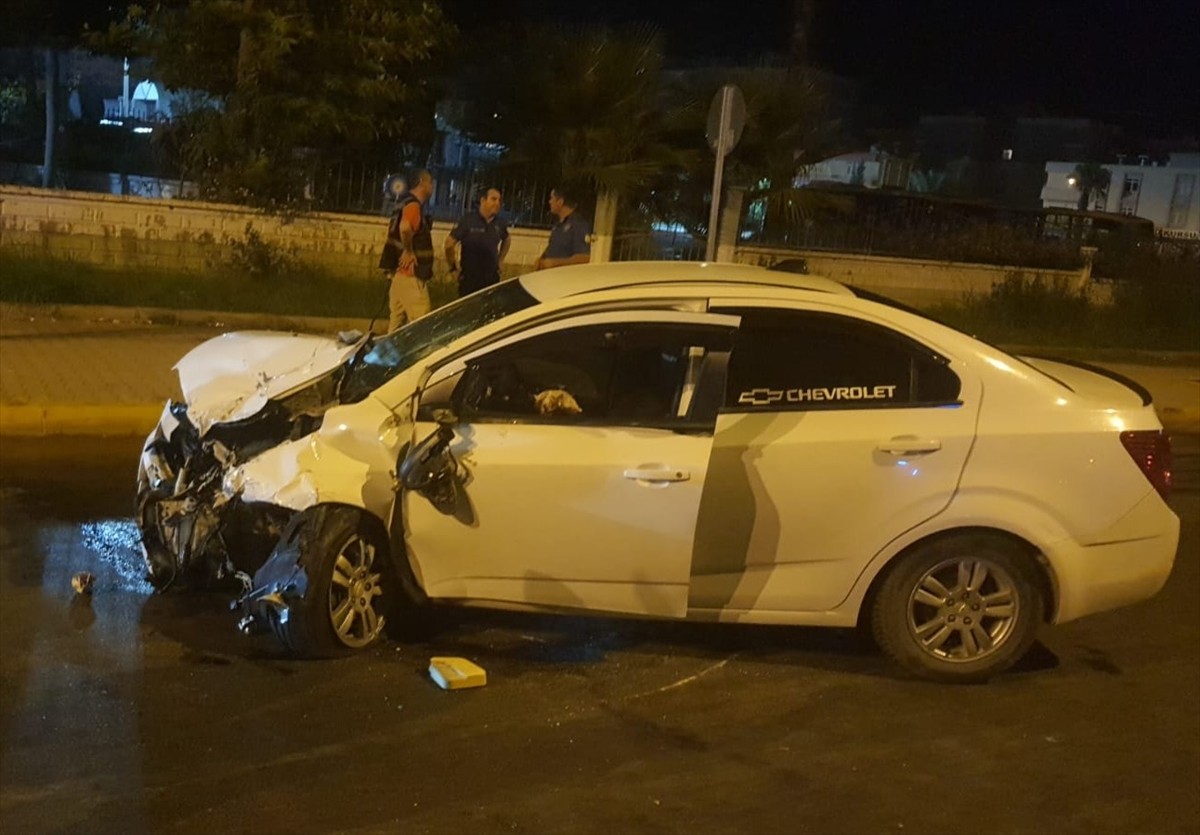 Antalya'nın Serik ilçesinde iki otomobilin çarpışması sonucu 3 kişi yaralandı.