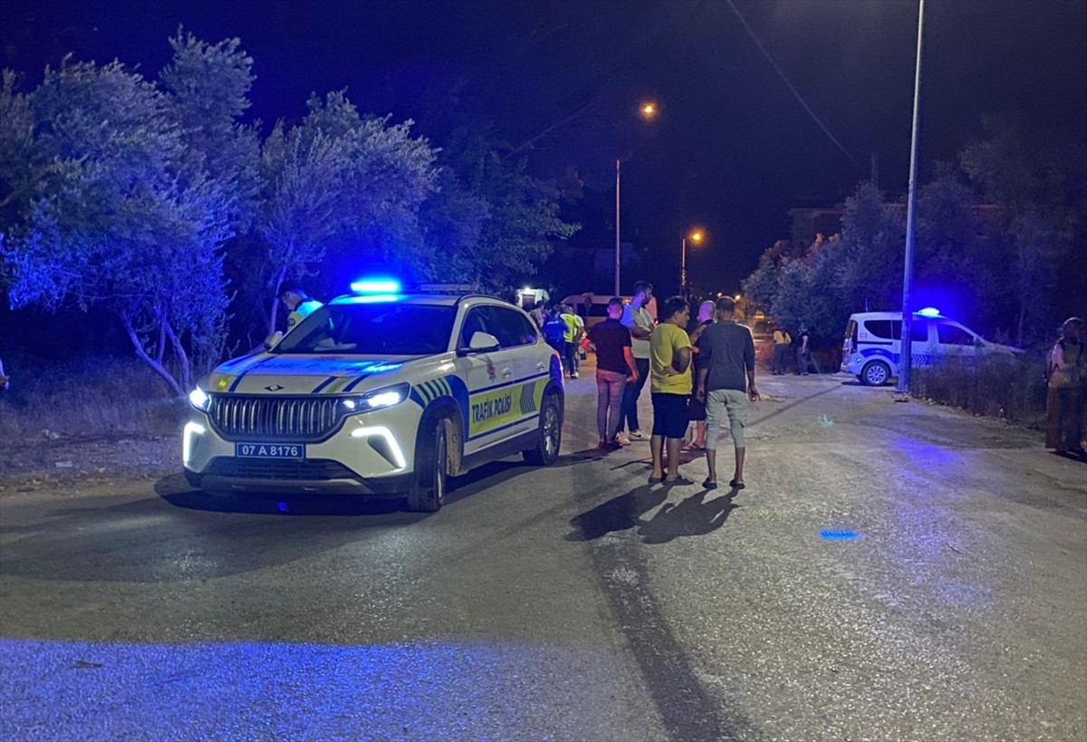 Antalya'nın Serik ilçesinde otomobilin çarptığı motosikletin sürücüsü yaşamını yitirdi.