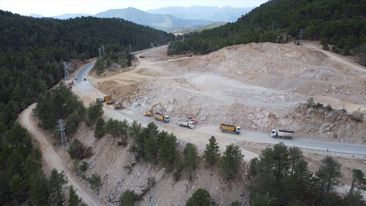 Antalya ile Konya arasındaki kara yolu çalışma nedeniyle kısa süreliğine trafiğe...