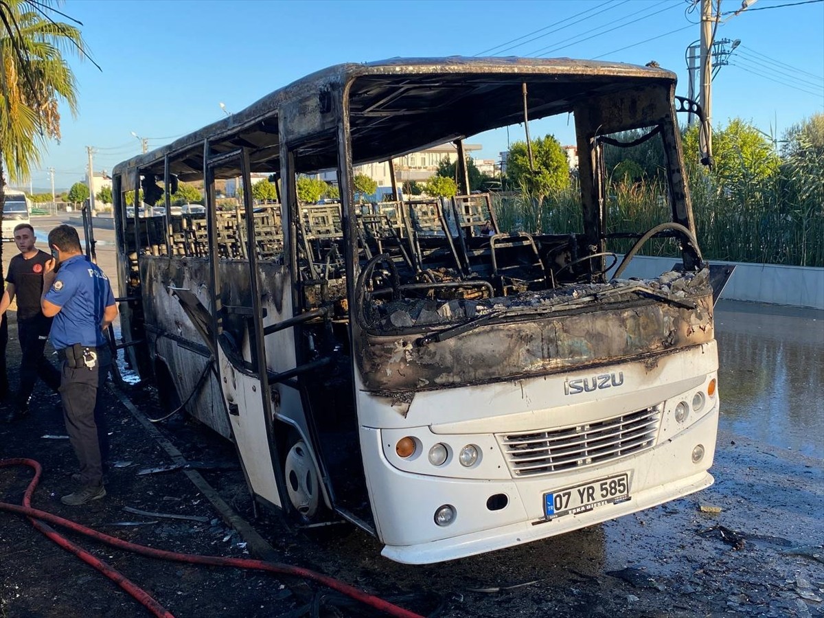 Antalya’nın Serik ilçesinde park halindeki midibüs alev alarak yandı.