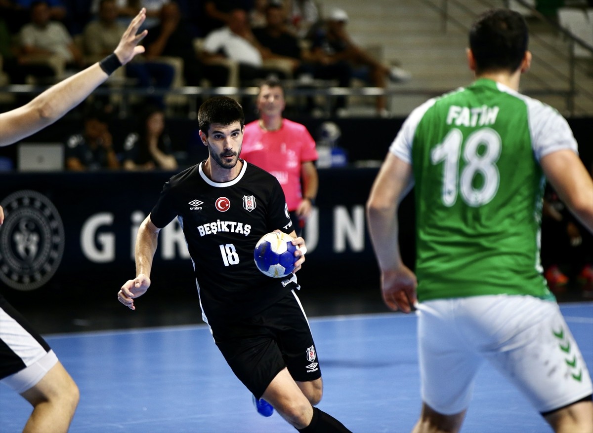 Ardventure Hentbol Erkekler Süper Lig'in 3. haftasında, Hüseyin Avni Alparslan Spor Salonu'nda...