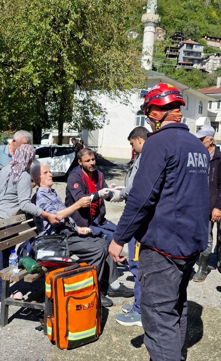 Artvin'in Borçka ilçesinde heyelan nedeniyle ulaşım sağlanamayan köydeki hasta, helikopterle...