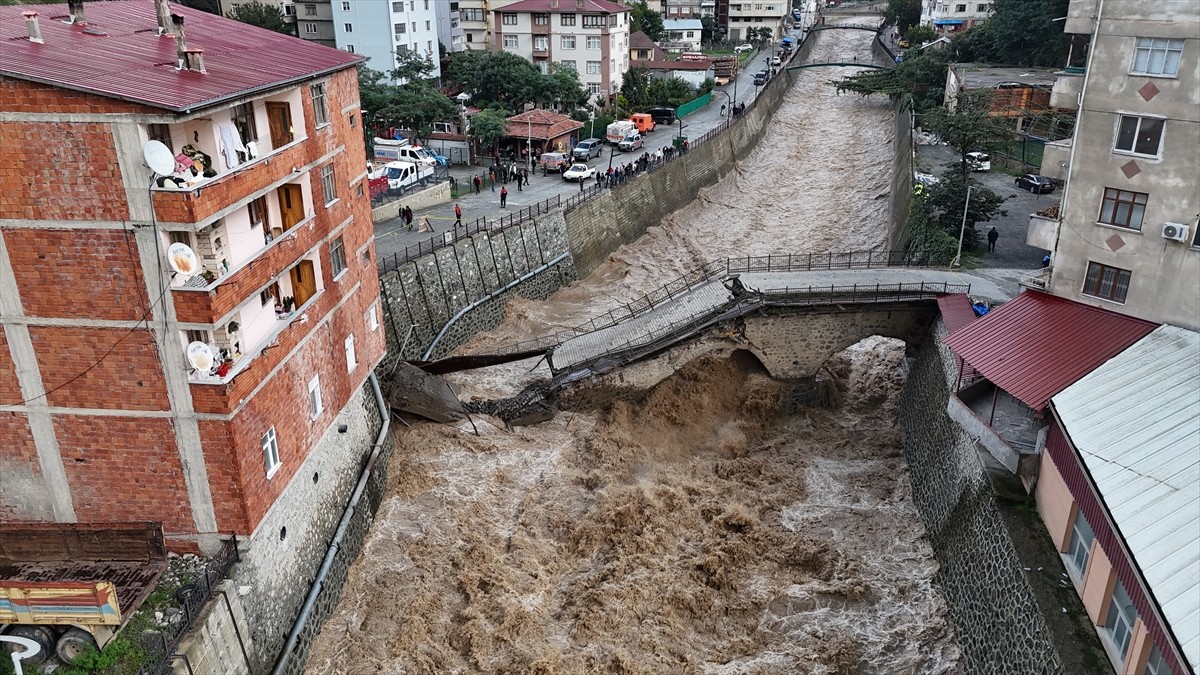 Artvin'in Borçka ilçesindeki tarihi üç gözlü kesmetaş köprü, su seviyesinin yükselmesi nedeniyle...