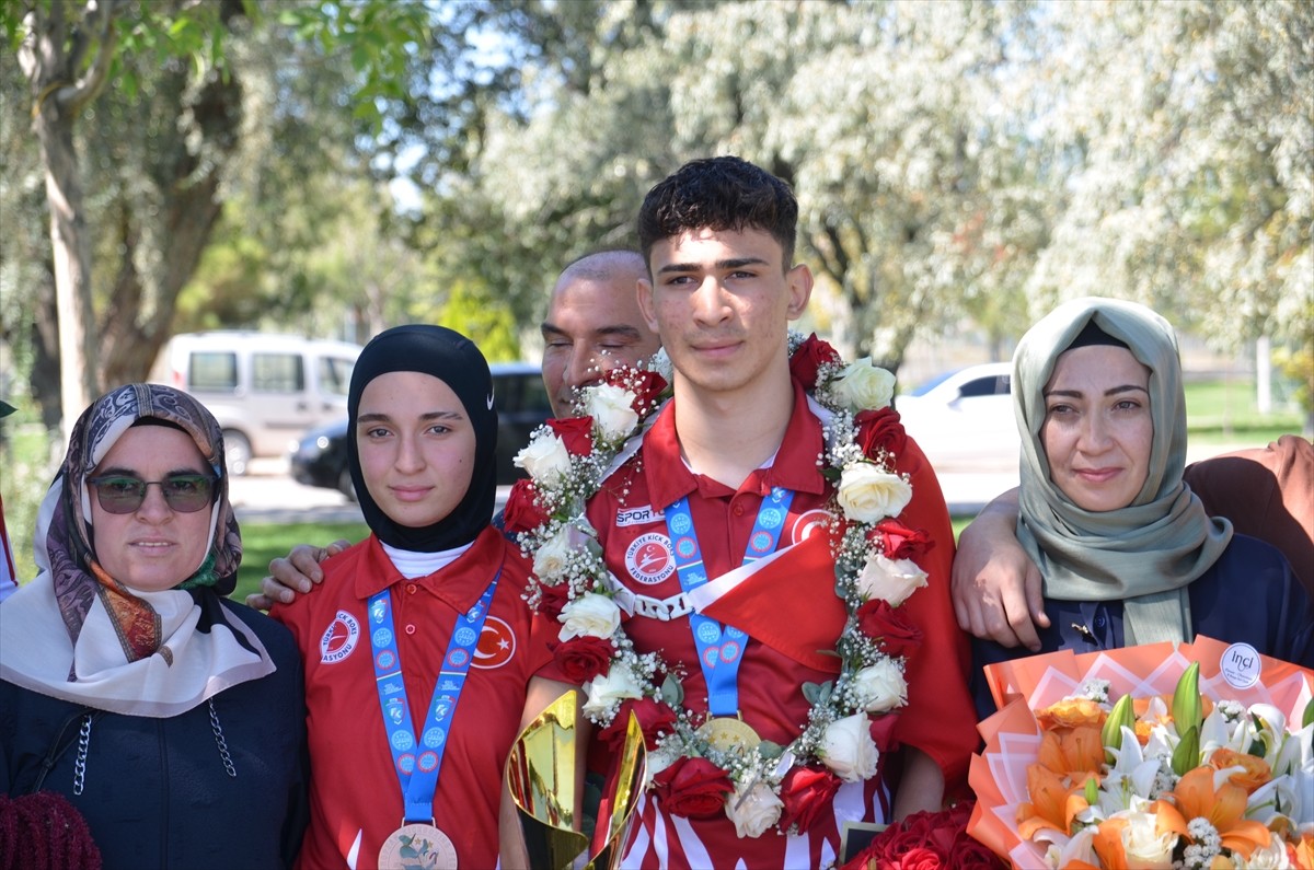 Avrupa Gençler Kick Boks Şampiyonası'ndan dereceyle dönen milli sporculara Konya'da karşılama...