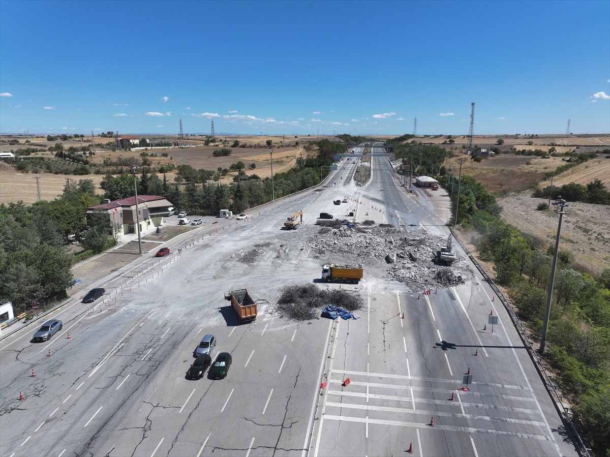 Avrupa Otoyolu'nun Edirne Ücret Toplama İstasyonu'ndaki gişe adaları ve kanopilerin yıkım...