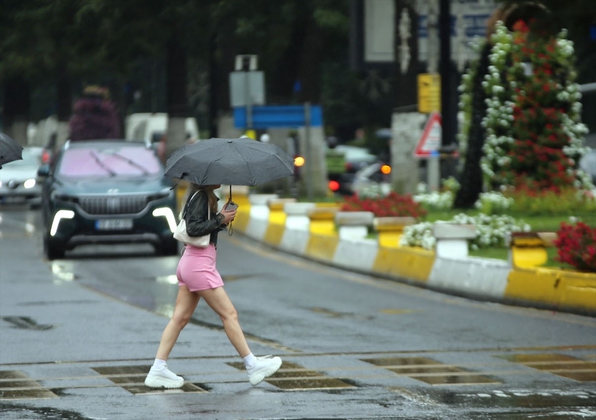 Aydın'da kurak geçen yaz mevsiminin ardından ilk yağmur damlaları toprakla buluştu.  Sağanağa...