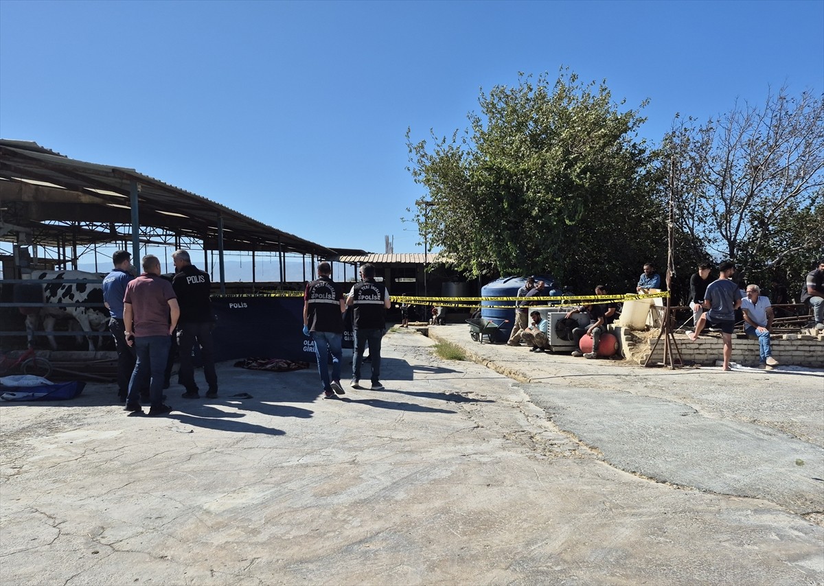 Aydın'ın Efeler ilçesinde süt toplama kamyonunun altında kalan 3 yaşındaki çocuk yaşamını...