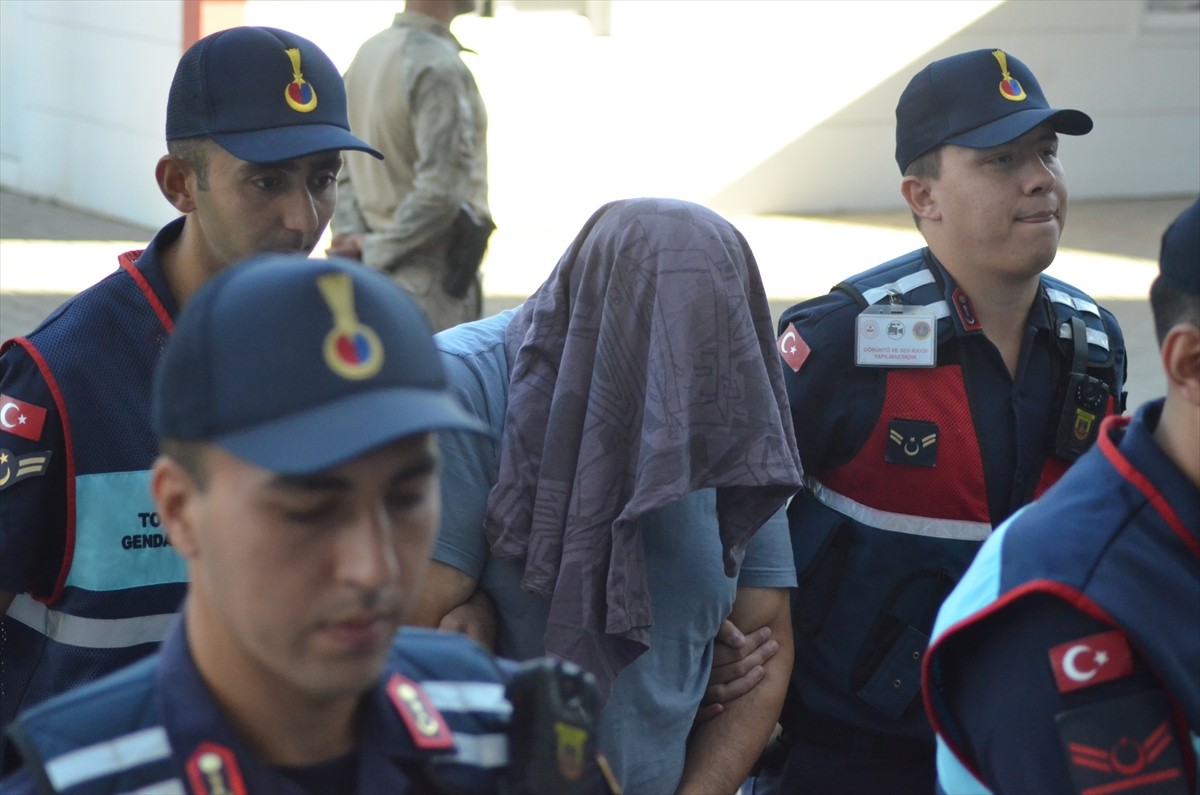 Aydın'ın Nazilli ilçesinde düzenlenen operasyonda, aralarında çarşı ve mahalle bekçisi ile emekli...