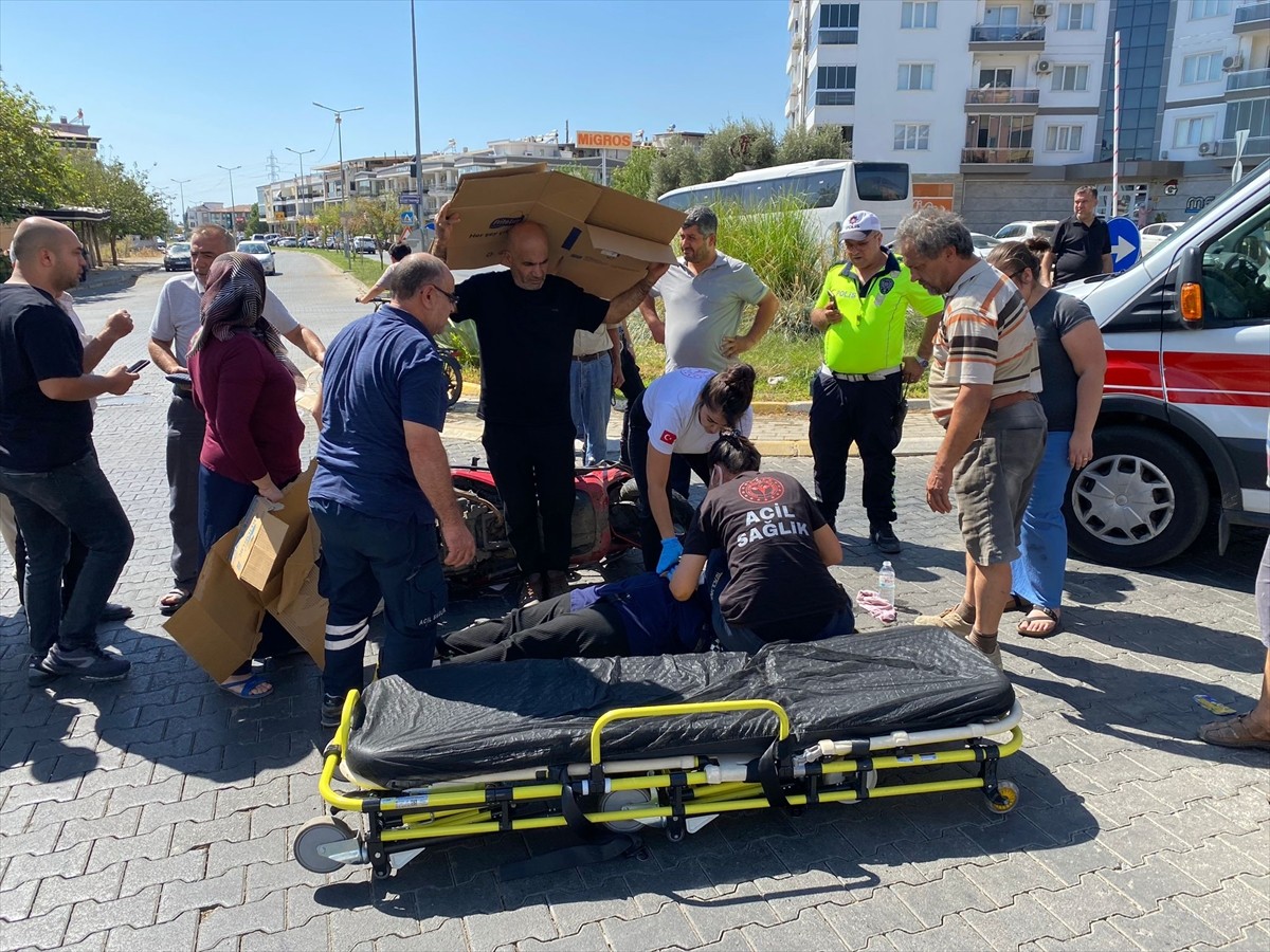 Aydın'ın Nazilli ilçesinde trafik kazasında yaralanan kadın, ambulans gelene kadar kartonla...