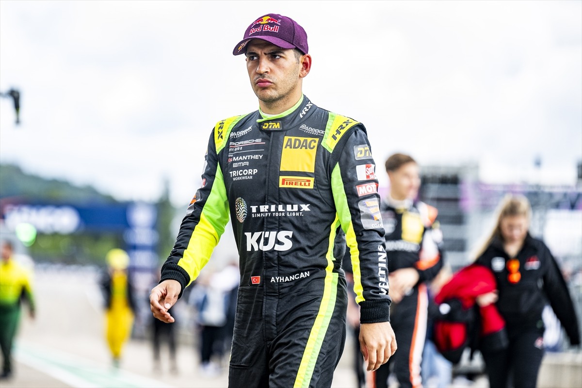 Ayhancan Güven, pilotlar klasmanında liderin yalnızca 6 puan gerisinde olduğu Almanya Binek...