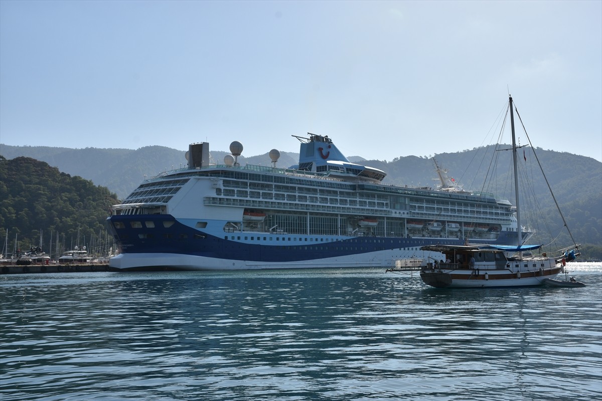 Bahamalar bayraklı "Marella Discovery 2" isimli kruvaziyer, 1855 yolcusuyla Muğla'nın Marmaris...