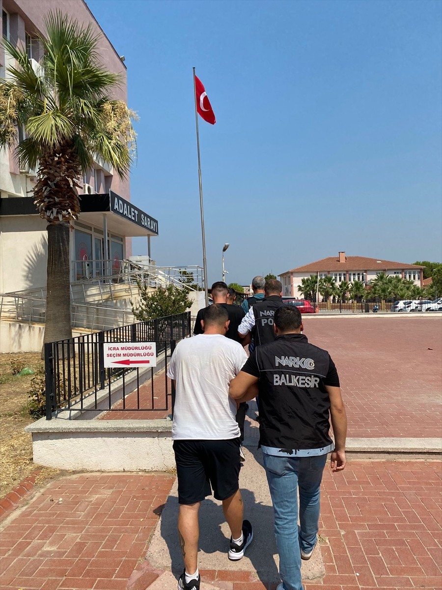 Balıkesir'in Ayvalık ve Edremit ilçelerinde Narkotik Suçlarla Mücadele ekiplerince düzenlenen iki...