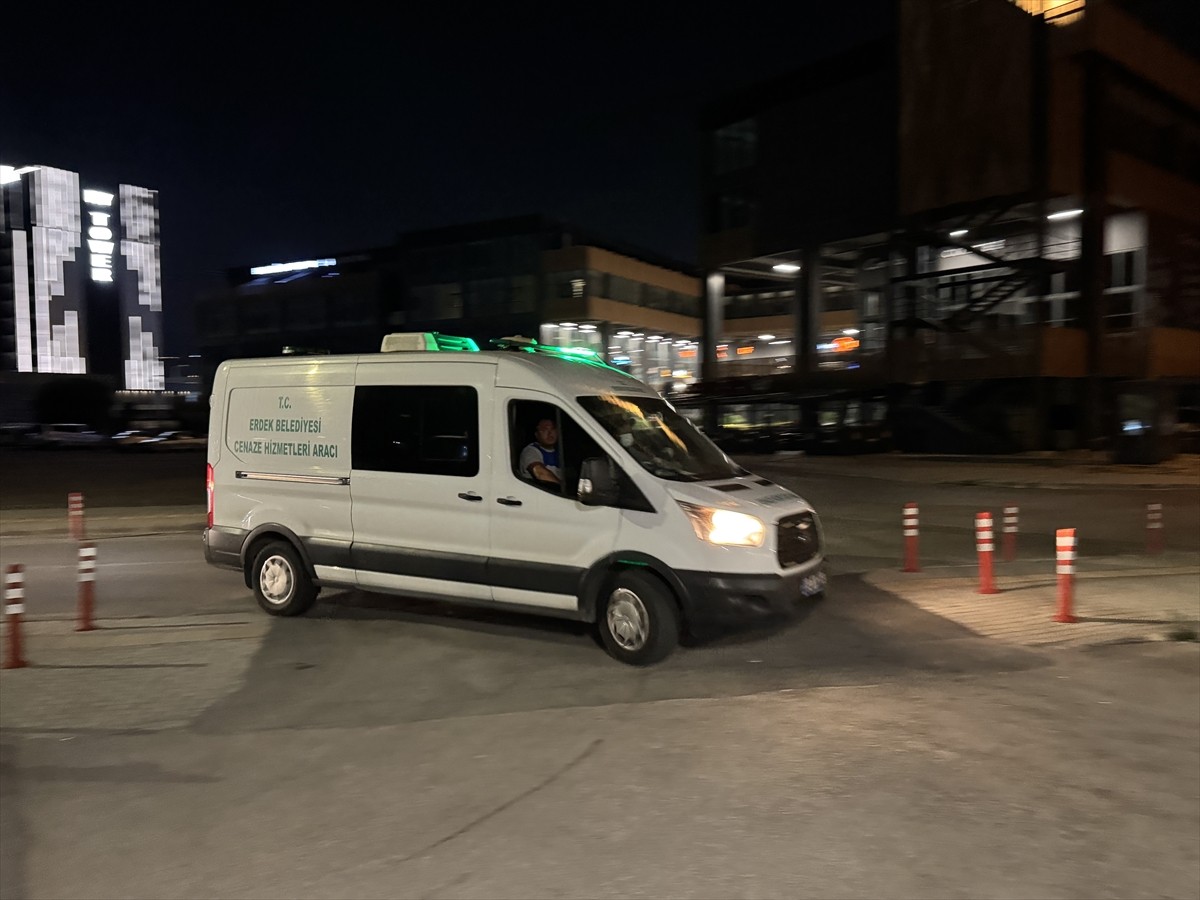 Balıkesir'in Marmara Adası açıklarında 4 Ağustos'ta teknesi parçalanmış bulunan ve bugün denizin...