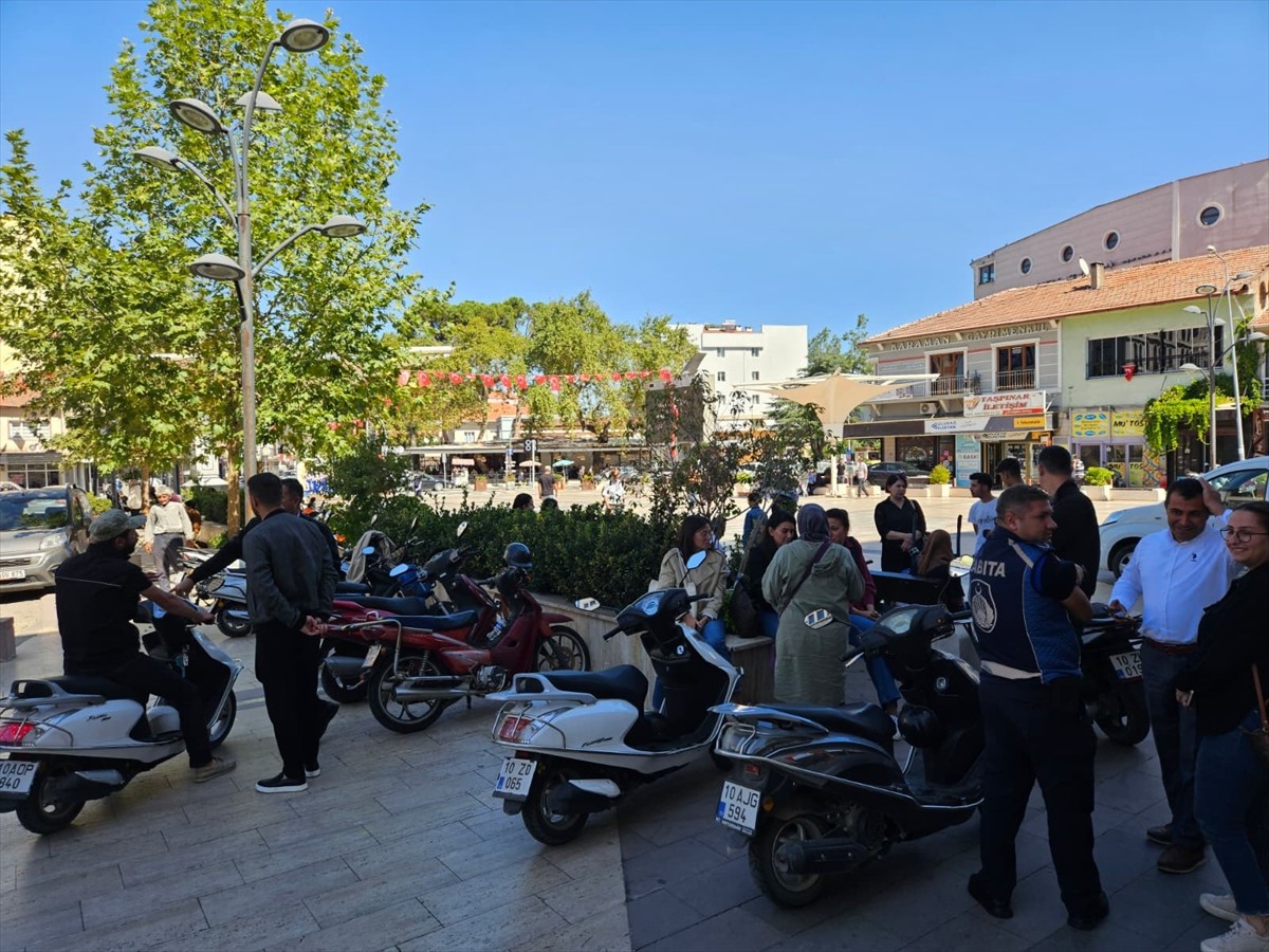 Balıkesir'in Sındırgı ilçesinde saat 12.02'de, 4,5 büyüklüğünde deprem meydana geldi.