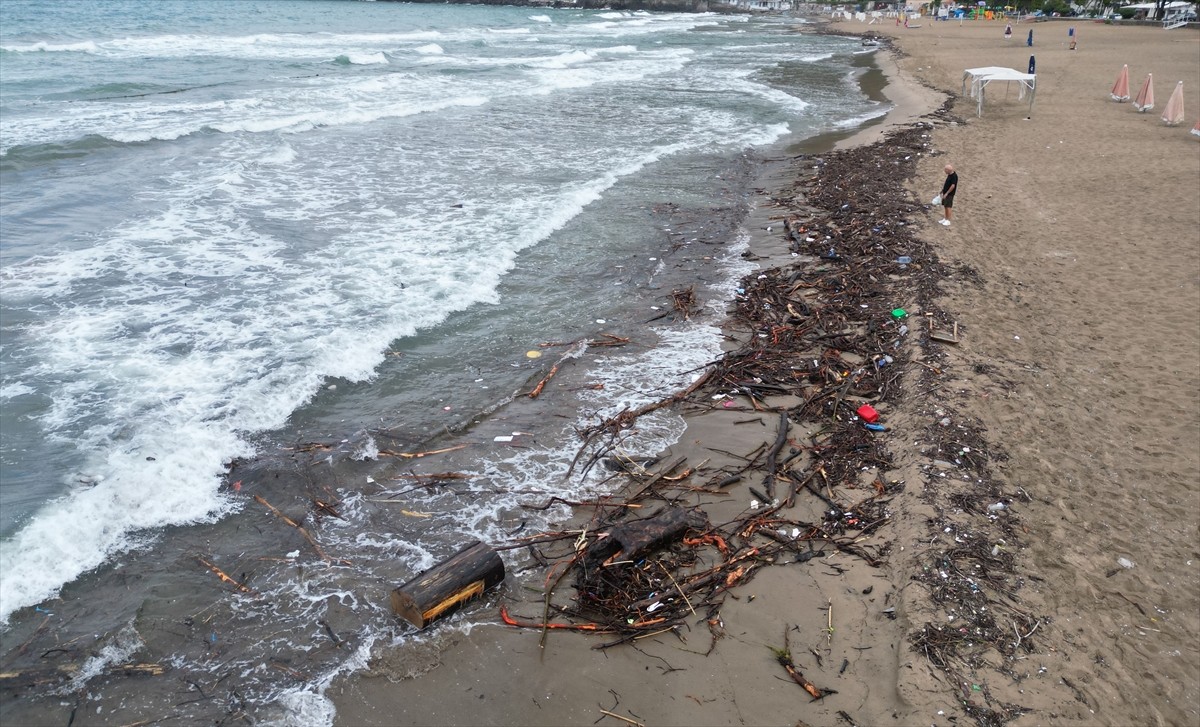 Bartın'da ırmağın denize sürüklediği atıklar, İnkumu sahilinde kirliliğe neden oldu.