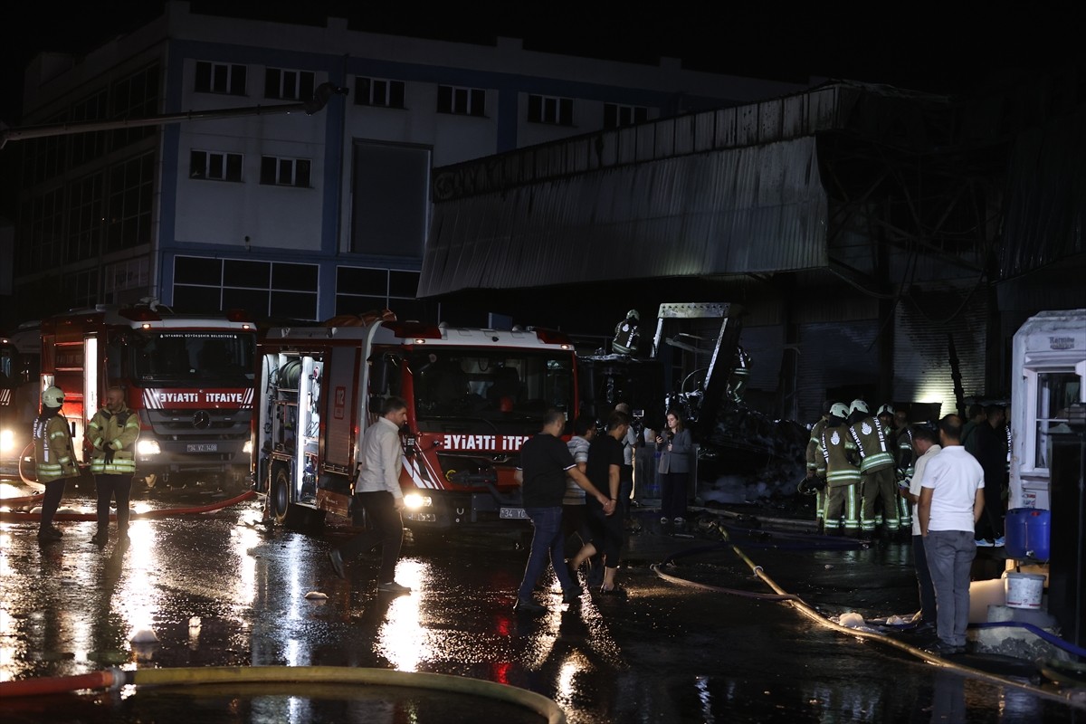 Başakşehir'de, sanayi sitesindeki nakliye deposunda çıkan yangın itfaiye ekiplerince...