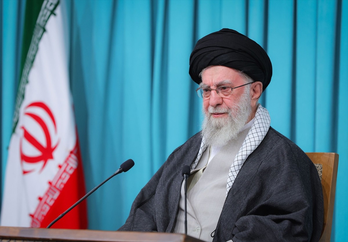 Başkent Tahran'da İran devlet televizyonuna konuşan İran lideri Ali Hamaney, Cumhurbaşkanı Mesud...