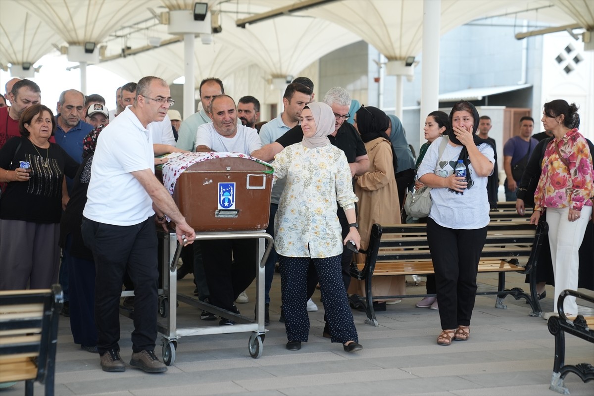 Başkentte boşanma aşamasındaki eşi tarafından silahla vurularak öldürülen kadının cenazesi toprağa...