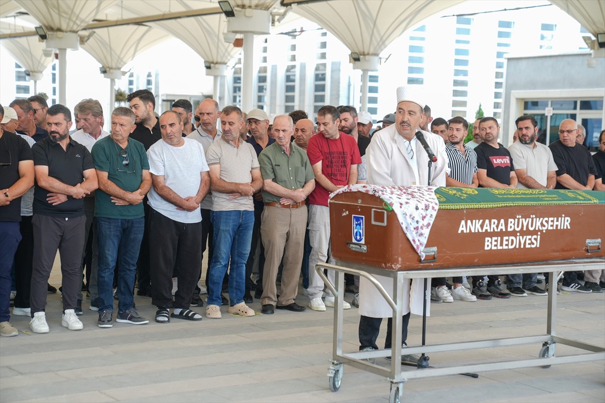 Başkentte boşanma aşamasındaki eşi tarafından silahla vurularak öldürülen kadının cenazesi toprağa...
