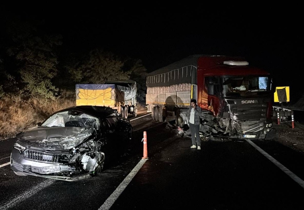 Bilecik'in Bozüyük ilçesinde 2 çekici ve 3 otomobilin karıştığı zincirleme trafik kazasında 4 kişi...