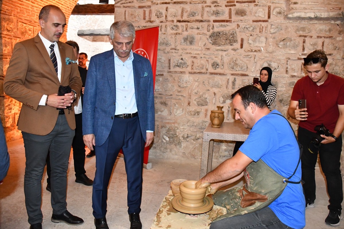 Bilecik'in Gölpazarı ilçesinde, 3 gün sürecek Gölpazarı İpek Yolu Kültür Sanat Festivali başladı....