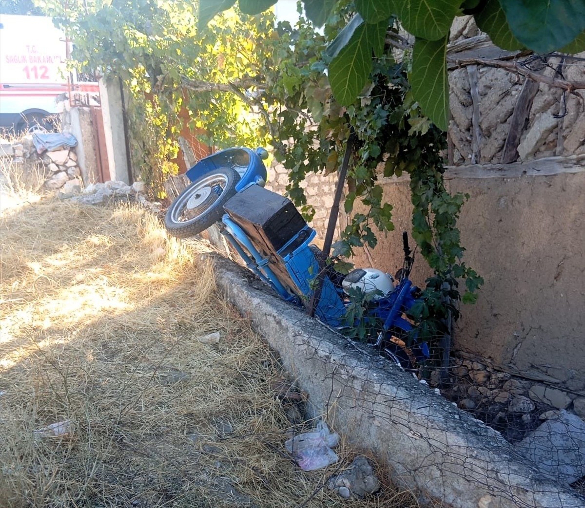 Bilecik'in Gölpazarı ilçesinde, motosikletin devrilmesi sonucu sürücüsü hayatını kaybetti.