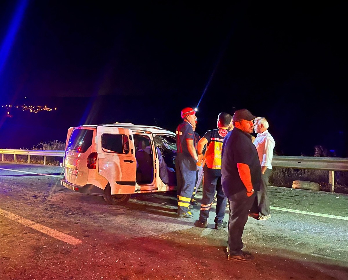 Bilecik'te hafif ticari araç ile kamyonetin çarpışması sonucu 1 kişi öldü, 1'i ağır 2 kişi...