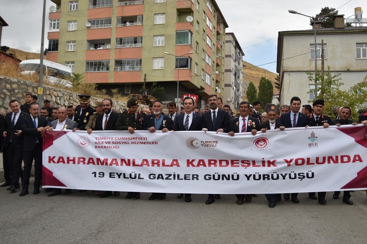 Bitlis'te 19 Eylül Gaziler Günü dolayısıyla "Kahramanlarla Kardeşlik Yolunda" sloganıyla yürüyüş...
