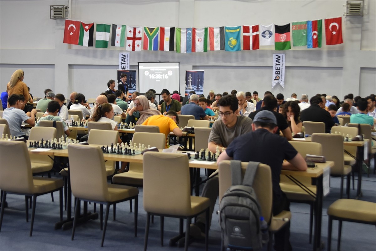 Bitlis'te bu yıl ikincisi düzenlenen "BETAV Uluslararası Satranç Turnuvası" 400 sporcunun...