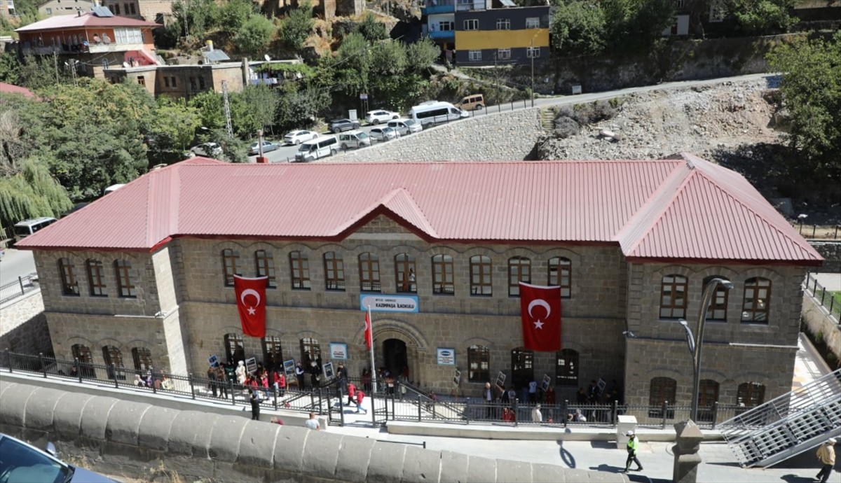 Bitlis'te, Cumhuriyet'in ilk yıllarında yapılan ve "İlk Mektep" adıyla tanınan Kazımpaşa İlkokulu...