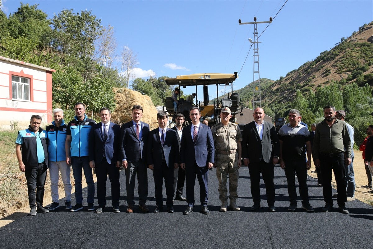 Bitlis'te kırsalda yaşayan vatandaşların ulaşımını kolaylaştırmak için köy yolları bitümlü sıcak...