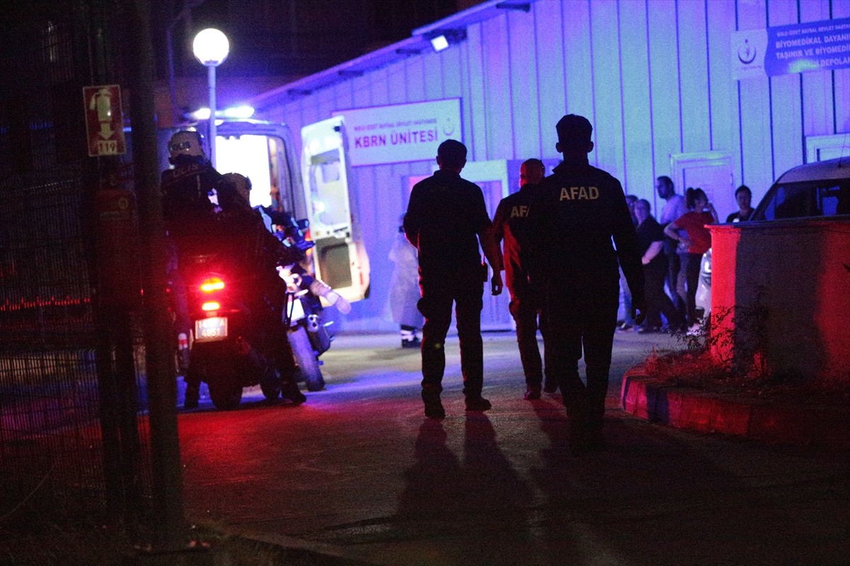 Bolu'da 9 polis aracın yakıt deposundaki şüpheli maddeyi inceledikleri esnada kokudan etkilendi. 9...