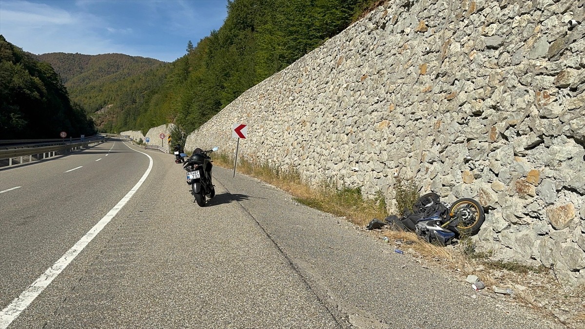 Bolu'nun Mengen ilçesinde meydana gelen trafik kazasında polis memuru yaşamını yitirdi.