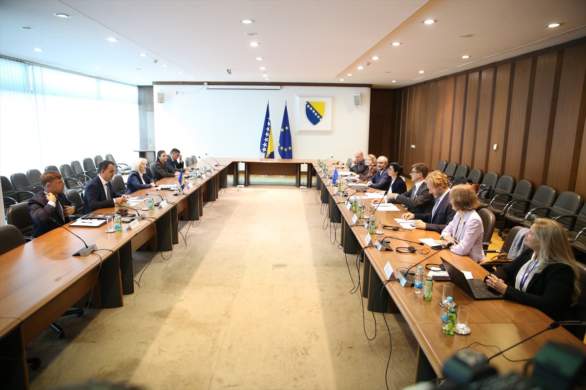 Bosna Hersek'in başkenti Saraybosna'yı ziyaret eden Avrupa Birliği (AB) Komisyonunun Genişlemeden...