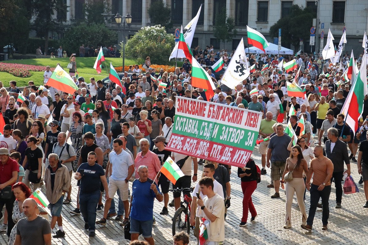 Bulgaristan'ın başkenti Sofya'da, ülkenin 2026 başında avroya geçiş kararı protesto edildi. Avrupa...