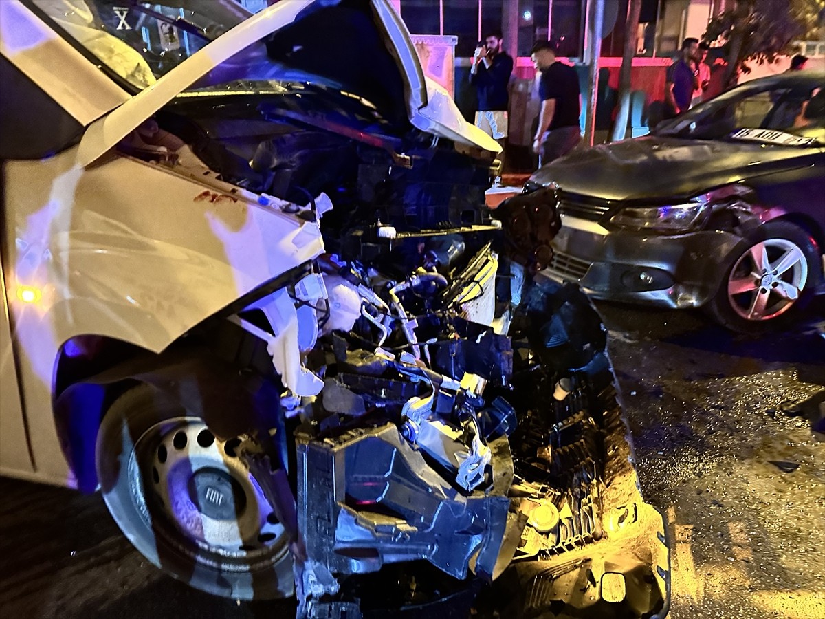 Burdur'da 2 otomobil ve hafif ticari aracın karıştığı kazada 1 kişi hayatını kaybetti, 4 kişi...