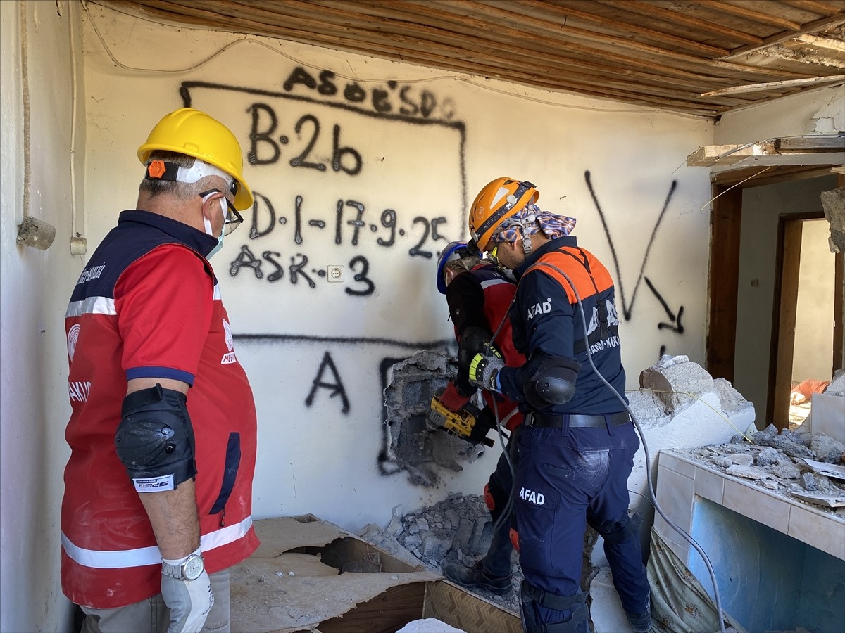 Burdur'da deprem, yangın ve kimyasal biyolojik radyolojik nükleer tehditler (KBRN) tatbikatı...