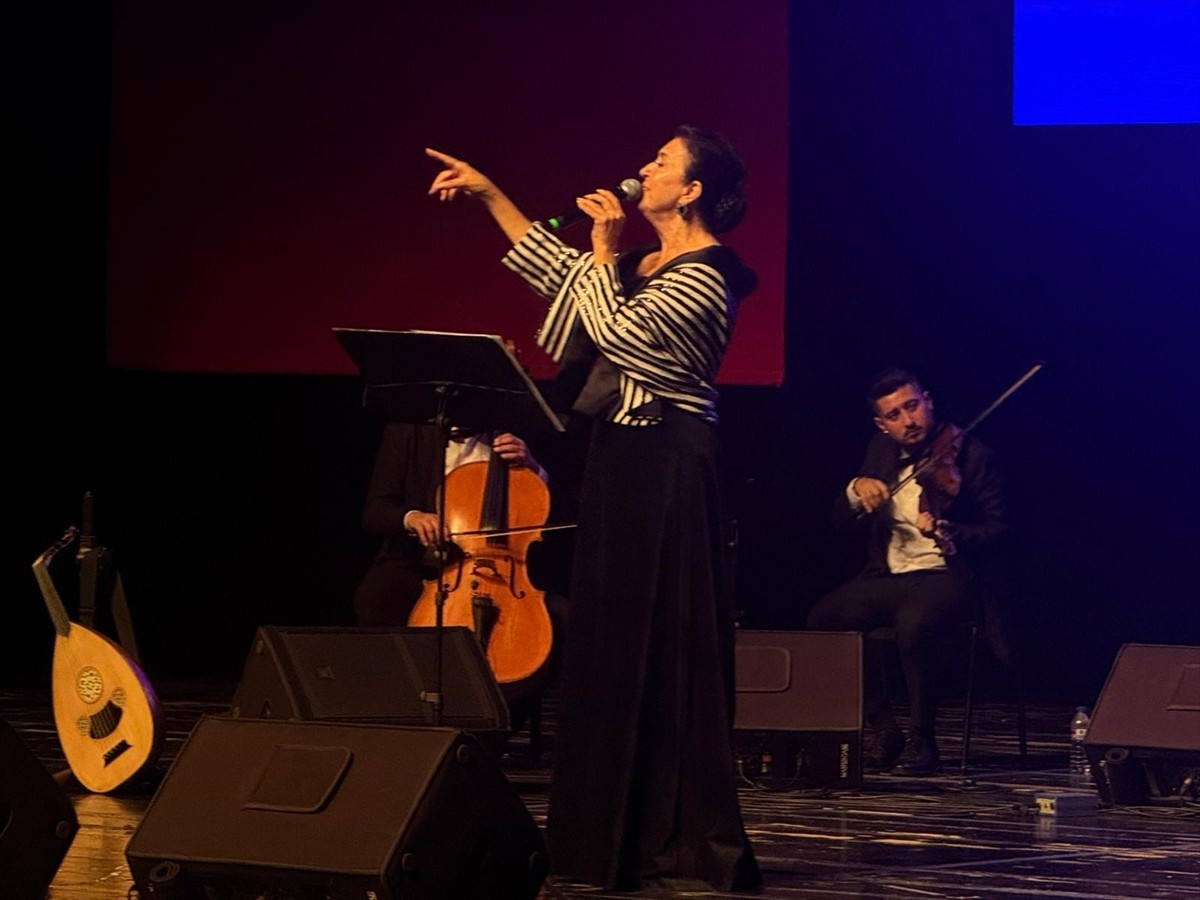 Bursa'da düzenlenen "Zeki Müren'i Anma Gecesi"nde Yıldırım Bekçi ve Melihat Gülses, Zeki Müren'in...