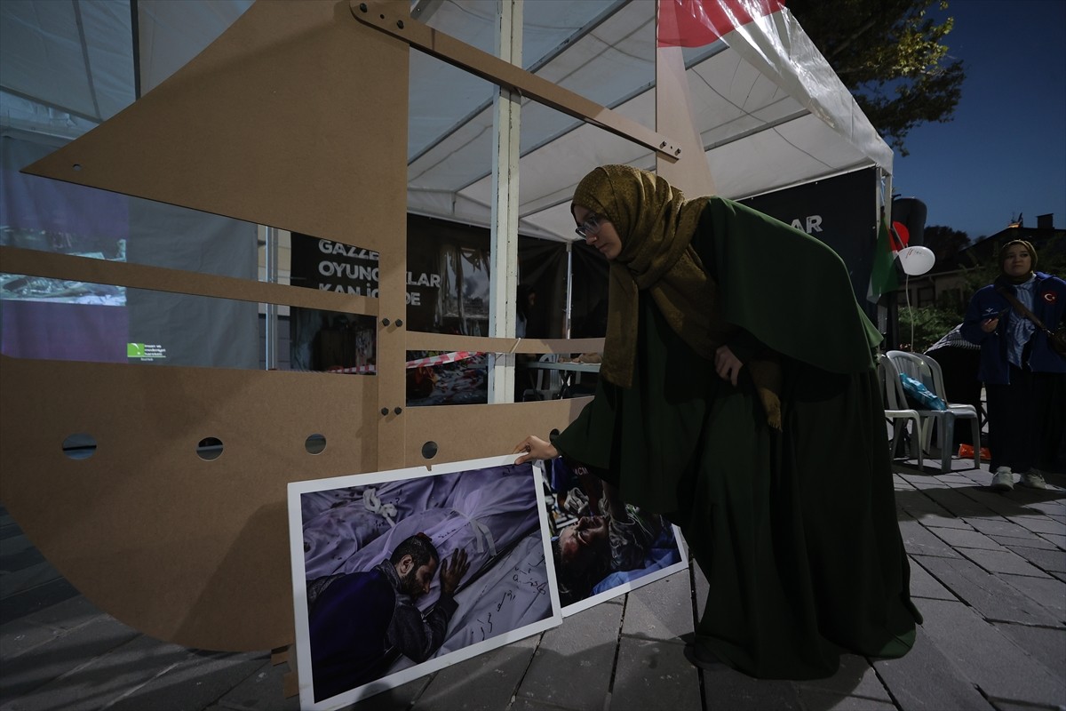 Bursa'da, Gazze'ye ve Küresel Sumud Filosu'na destek için bir araya gelen STK'ler ve vatandaşlar...