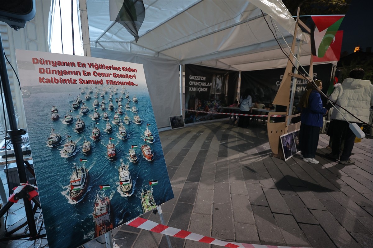 Bursa'da, Gazze'ye ve Küresel Sumud Filosu'na destek için bir araya gelen STK'ler ve vatandaşlar...